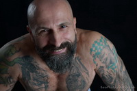 Sesin de fotos de oso musculoso tatuado